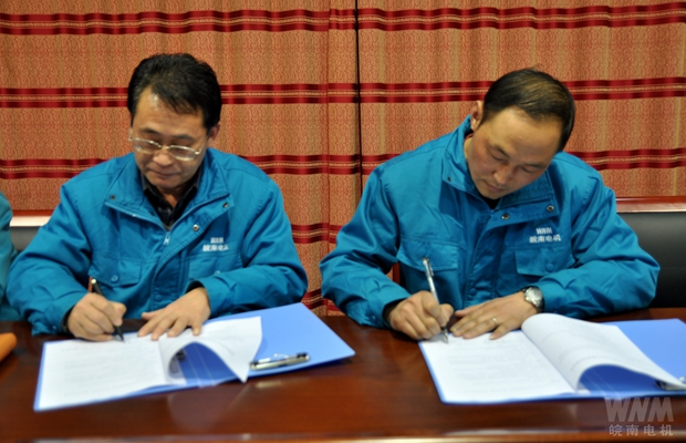 总经理陈学锋（左）与车间签订《责任书》